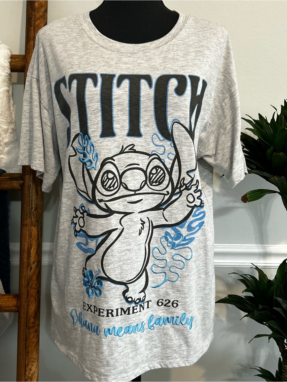 Disney Gray Stitch Graphic Tee with Blue Accents Size XL (15/17)
